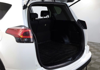 Подержанный автомобиль Toyota RAV4 2016 года (23 фото)