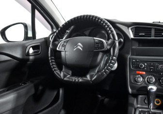 Подержанный автомобиль Citroen C4 Hatchback 2012 года (15 фото)