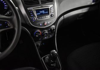 Подержанный автомобиль Hyundai Solaris Hatchback 2015 года (16 фото)