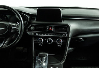 Подержанный автомобиль Genesis G70 2019 года (14 фото)