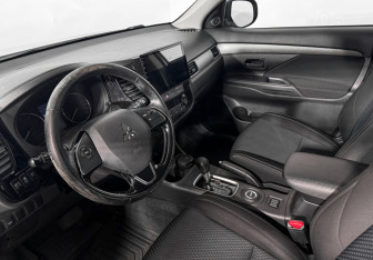 Подержанный автомобиль Mitsubishi Outlander 2016 года (9 фото)