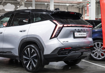 Подержанный автомобиль Geely Atlas 2024 года (9 фото)