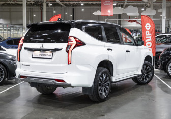 Подержанный автомобиль Mitsubishi Montero Sport 2022 года (10 фото)