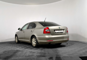 Подержанный автомобиль Skoda Octavia Liftback 2011 года (7 фото)