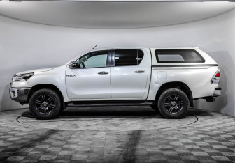 Подержанный автомобиль Toyota Hilux 2022 года (8 фото)
