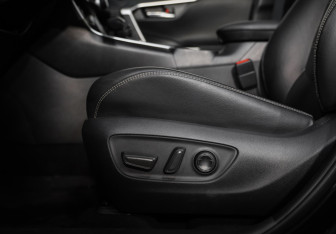 Подержанный автомобиль Toyota RAV4 2021 года (21 фото)