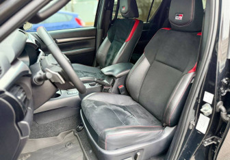 Подержанный автомобиль Toyota Hilux 2022 года (10 фото)