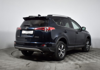 Подержанный автомобиль Toyota RAV4 2017 года (5 фото)
