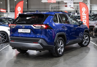 Подержанный автомобиль Toyota RAV4 2021 года (7 фото)