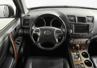 Подержанный автомобиль Toyota Highlander 2012 года (11 фото)