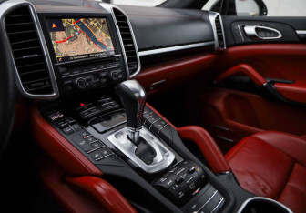 Подержанный автомобиль Porsche Cayenne 2016 года (24 фото)