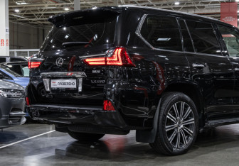 Подержанный автомобиль Lexus LX 2016 года (7 фото)