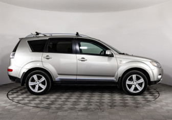 Подержанный автомобиль Mitsubishi Outlander 2007 года (4 фото)