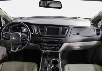 Подержанный автомобиль Kia Carnival 2018 года (9 фото)