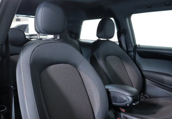 Подержанный автомобиль MINI Hatch 2019 года (12 фото)