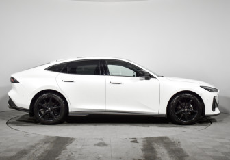 Подержанный автомобиль Changan UNI-V 2023 года (4 фото)