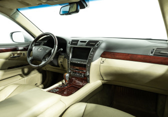 Подержанный автомобиль Lexus LS 2008 года (9 фото)