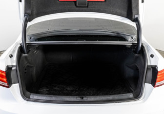 Подержанный автомобиль Audi A4 Sedan 2016 года (28 фото)