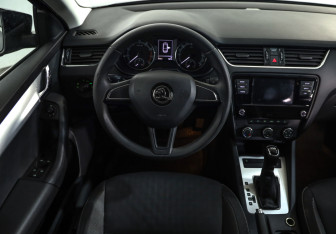 Подержанный автомобиль Skoda Octavia Liftback 2018 года (10 фото)
