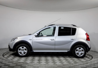 Подержанный автомобиль Renault Sandero 2014 года (8 фото)