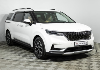 Подержанный автомобиль Kia Carnival 2021 года (3 фото)