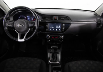 Подержанный автомобиль Kia Rio Hatchback 2018 года (9 фото)