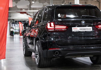 Подержанный автомобиль BMW X5 2015 года (10 фото)