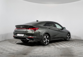 Подержанный автомобиль Hyundai Elantra Sedan 2021 года (5 фото)
