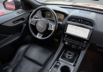 Подержанный автомобиль Jaguar F-Pace 2016 года (9 фото)