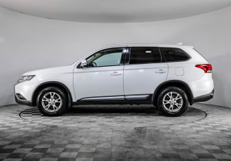 Подержанный автомобиль Mitsubishi Outlander 2018 года (8 фото)