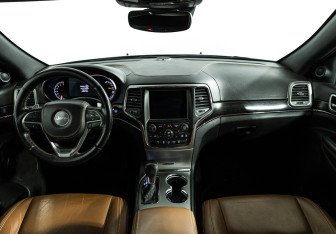 Подержанный автомобиль Jeep Grand Cherokee 2017 года (13 фото)