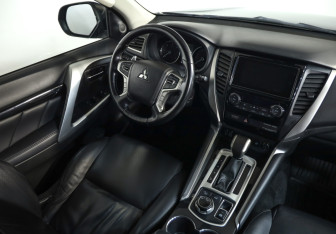 Подержанный автомобиль Mitsubishi Pajero Sport 2018 года (10 фото)
