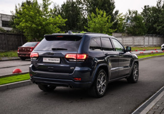 Подержанный автомобиль Jeep Grand Cherokee 2021 года (6 фото)