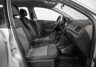 Подержанный автомобиль Volkswagen Polo Sedan 2015 года (17 фото)