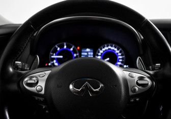 Подержанный автомобиль Infiniti QX70 2014 года (17 фото)