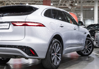 Подержанный автомобиль Jaguar F-Pace 2022 года (13 фото)