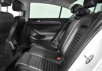 Подержанный автомобиль Volkswagen Passat Sedan 2019 года (12 фото)