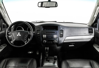 Подержанный автомобиль Mitsubishi Pajero 2013 года (10 фото)