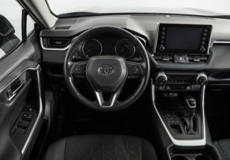Подержанный автомобиль Toyota RAV4 2021 года (11 фото)