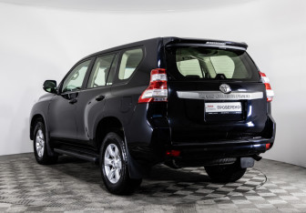 Подержанный автомобиль Toyota Land Cruiser Prado 2015 года (7 фото)