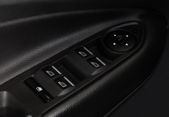 Подержанный автомобиль Ford Kuga 2016 года (17 фото)