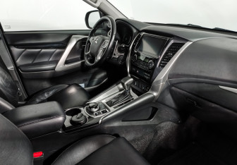 Подержанный автомобиль Mitsubishi Pajero Sport 2019 года (14 фото)
