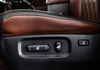 Подержанный автомобиль Toyota Land Cruiser Suv 2011 года (22 фото)