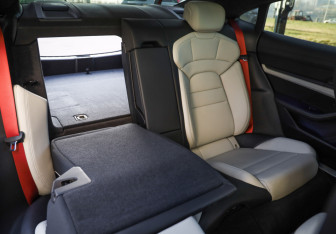 Подержанный автомобиль Porsche Taycan 2021 года (36 фото)