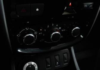 Подержанный автомобиль Nissan Terrano 2017 года (13 фото)