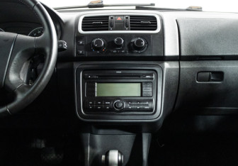 Подержанный автомобиль Skoda Fabia Hatchback 2009 года (11 фото)