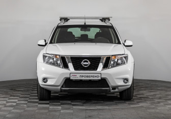 Подержанный автомобиль Nissan Terrano 2014 года (2 фото)