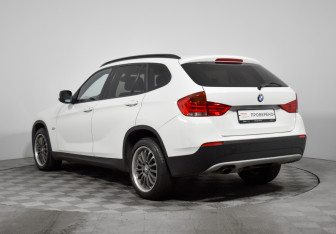 Подержанный автомобиль BMW X1 2011 года (7 фото)