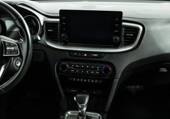 Подержанный автомобиль Kia Ceed Wagon 2020 года (14 фото)