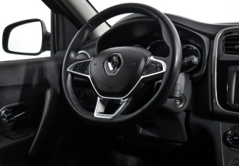 Подержанный автомобиль Renault Sandero 2018 года (14 фото)